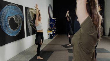 Güzel kadın yoga eğitmeni ve grup çalışanı.