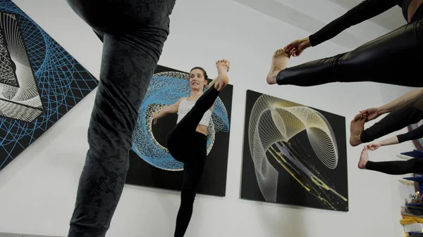 Vücudu dengede tutmak için tek ayak üzerinde duran insanların düşük atış açısı.