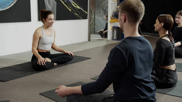 Yoga dersinden sonra sağlık kulübünde birbirleriyle konuşan bir grup..