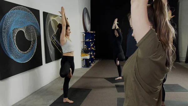 Güzel kadın yoga eğitmeni ve grup çalışanı.