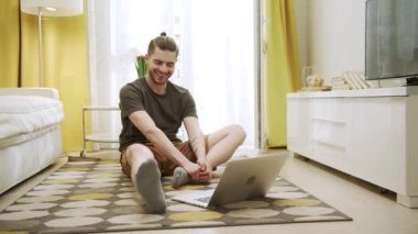 Genç bir sporcu gülümsüyor ve kameraya poz veriyor.