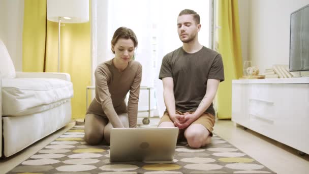 Um casal desportivo está começando a meditar e relaxar — Vídeo de Stock