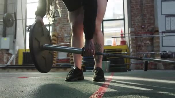 Una donna atletica forte sta preparando un bilanciere per il suo allenamento — Video Stock