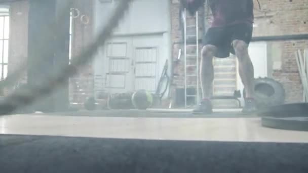 一个运动员正在用运动绳进行运动 — 图库视频影像