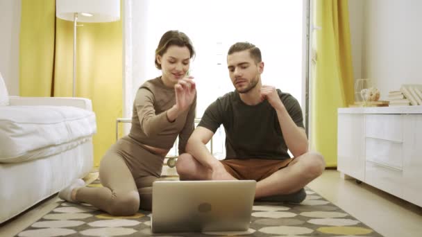 Twee vrienden kijken naar iets op de computer. — Stockvideo