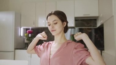 Bir iş kadını zor bir günün ardından geriniyor.