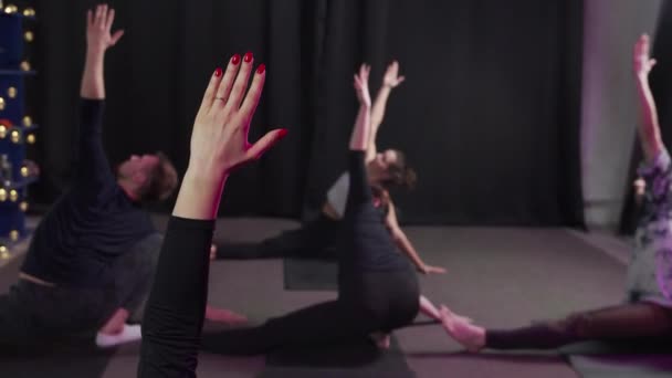 Groep oefent yoga met de armen hoog in de lucht — Stockvideo