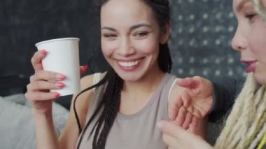 Mutlu stil sahibi kadın blogcular sohbet ederken gülüyorlar.