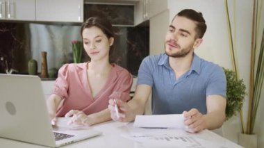 Evli bir çift evde birlikte çalışıyor. 