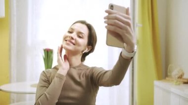 Güzel bir kadın poz veriyor ve fotoğraf çekiyor.