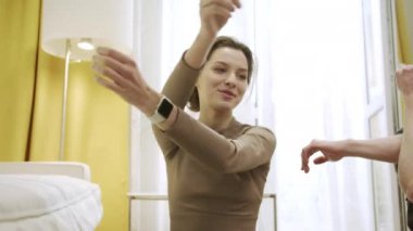 İki kişi kol egzersizi yapıyor.