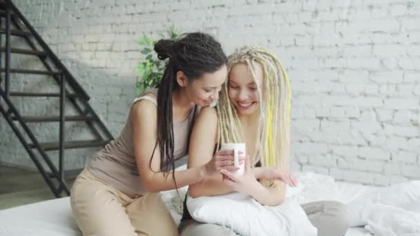 Tiener leeftijd meisje maken sommige thee naar haar vriendin en breng het in bed — Stockvideo