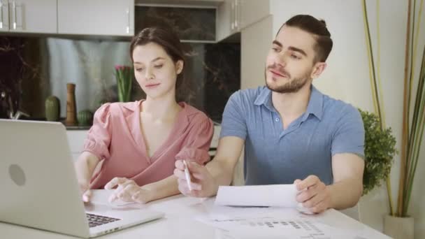Pasangan yang sudah menikah bekerja sama di rumah. — Stok Video