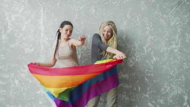 Lesbianas pareja disfruta momentos de felicidad juntos — Vídeo de stock
