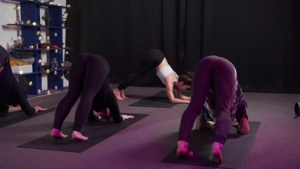 Здоровые девушки практикуют йогу для улучшения равновесия — стоковое видео