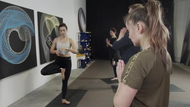 Evenwicht en harmonie poseren op een been in een kleine studio — Stockvideo