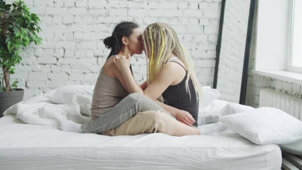 Pasangan sensual hampir mencium dan menyentuh satu sama lain duduk di tempat tidur — Stok Video