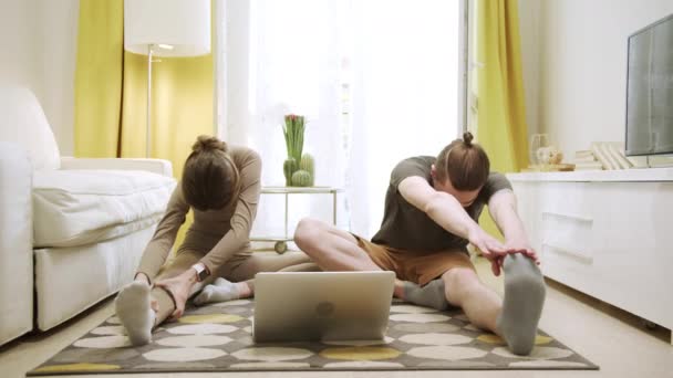 Dos amigos están haciendo ejercicios de estiramiento — Vídeos de Stock