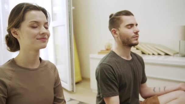 Dois amigos desportivos estão meditando e falando um com o outro — Vídeo de Stock