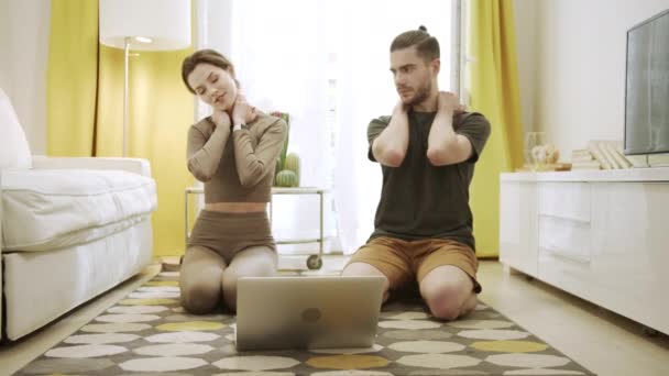 Dos personas están haciendo ejercicios de cuello — Vídeos de Stock