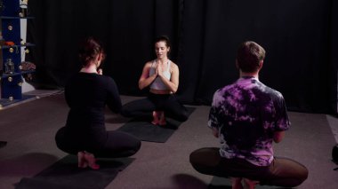 Bir grup insan sessizce nilüfer çiçeğinin ucunda oturur.