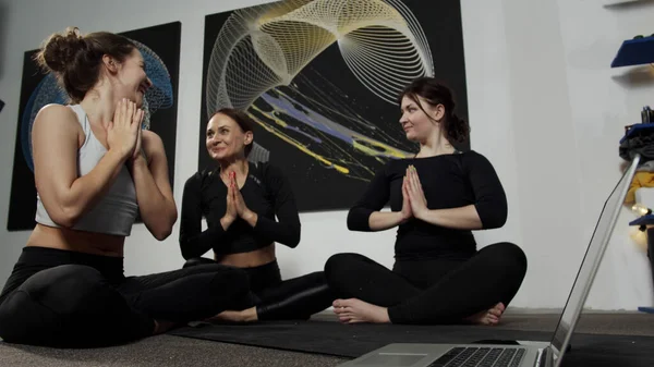 Gruppo di ragazze mostrano gratitudine da posa namaste dopo classe di yoga online — Foto Stock