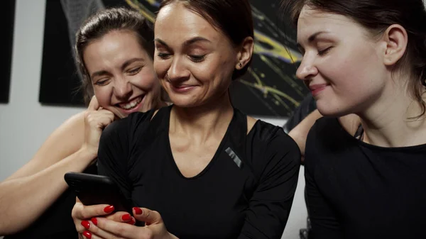 Gente joven feliz haciendo selfie durante la clase de yoga —  Fotos de Stock