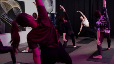 Evde spor salonunda grup çalışması yapıyorlar.