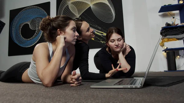 Mujeres caucásicas jóvenes hablando de ejercicios de pilates en casa en la habitación — Foto de Stock