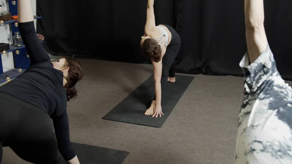 Dankzij yoga trainer maakt de groep alle oefeningen correct — Stockfoto