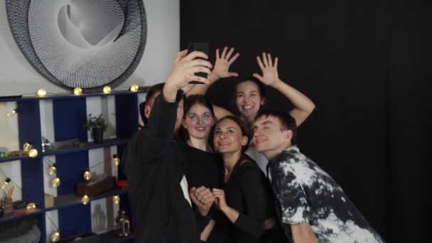 Happy group of yogis are happily waving to the camera — Stock Video