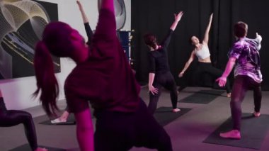 Evde spor salonunda grup çalışması yapıyorlar.