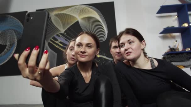 Vidéo d'intérieur de personnes actives flexibles assises sur le sol devant la caméra — Video