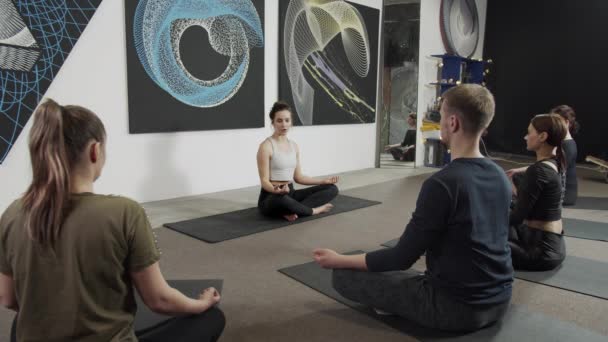 Fit sportieve jonge vrouw mediteren houden sociale afstand met vrienden — Stockvideo