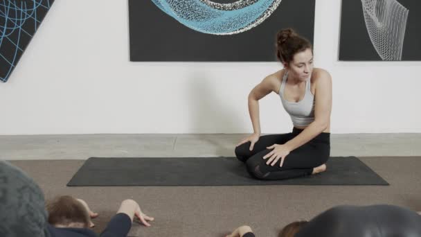 Friska flickor tränar yoga för att förbättra balansen — Stockvideo