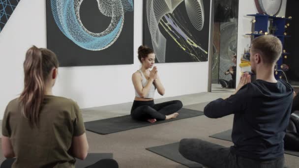 Мотивированная мирная женщина медитирует с закрытыми глазами и поднятыми руками знак намасте — стоковое видео