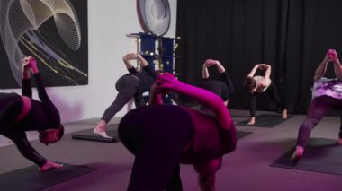 Bir el kilidi yardımıyla sırtlarını geren genç bir grubun bakımı.