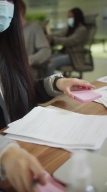 Genç bir iş arkadaşı internette biriyle konuşuyor. 