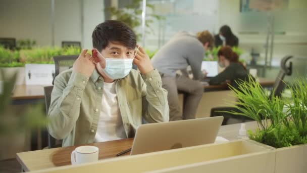 Un giovane uomo sta mettendo via una maschera protettiva — Video Stock