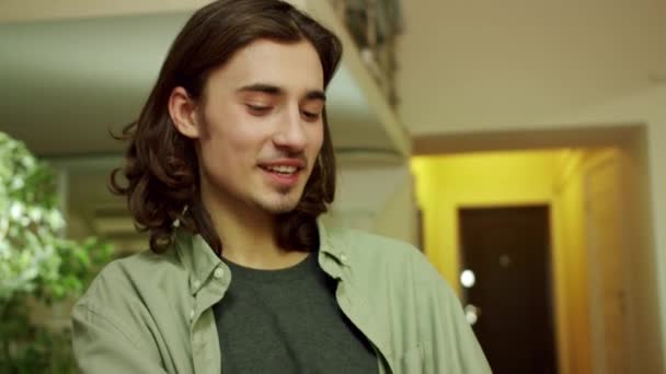 Mladý muž mluví a usmívá se — Stock video