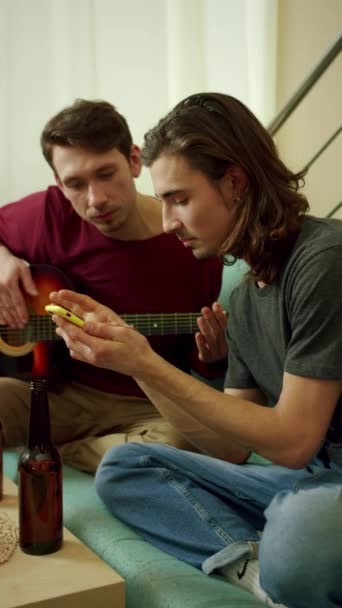 Vänner spelar gitarr och har roligt. — Stockvideo