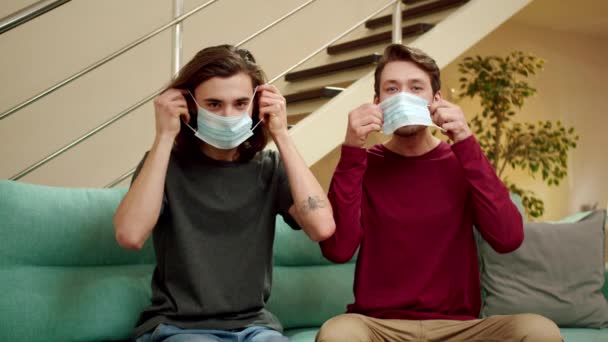 Dois melhores amigos estão colocando máscaras protetoras nos rostos — Vídeo de Stock