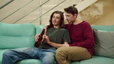 Sevimli bir çift konuşuyor ve sarılıyor. 