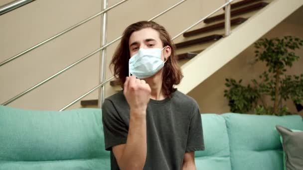 Mladý muž odkládá ochrannou masku. — Stock video