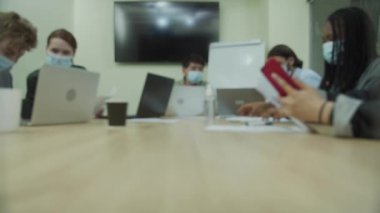 İnsanlar ofis odasında birlikte çalışıyor ve belgeleri inceliyorlar.