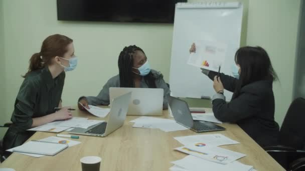 Jóvenes empresarias discuten un proyecto y trabajan — Vídeos de Stock