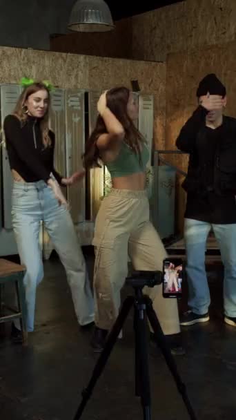 Giovani star della danza stanno registrando video per il loro blog — Video Stock