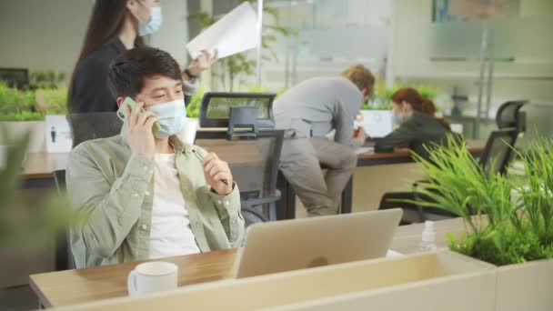 Um empresário adulto está conversando com alguém ao telefone durante o trabalho — Vídeo de Stock