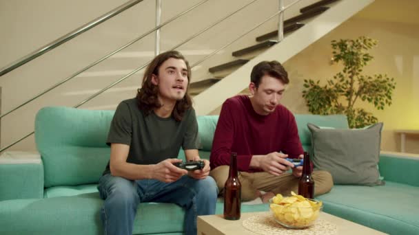 Két férfi videojátékozik és beszél. — Stock videók