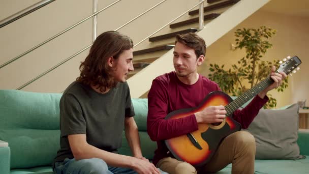Vrienden spelen gitaar en zingen liedjes — Stockvideo